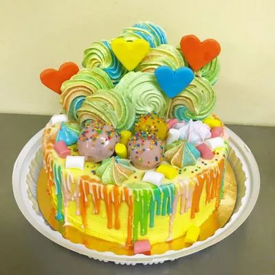 Торт с разноцветными безе и сердечками